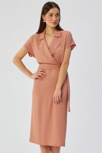 Elegancka sukienka z kołnierzem różana. Czerwone sukienki Stylove, do pracy, xl, bez wzorów, z elastanu, biznesowe, bez kołnierzyka, bez ramiączek, midi, dopasowane. Za 349,00 zł.