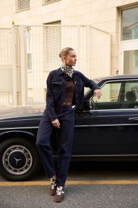 Jeansy z paskiem ciemnogranatowe. Jeansy MOODO, bez wzorów, z bawełny. Za 149,99 zł.