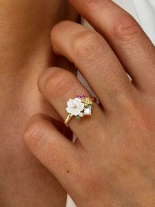 Les Petites Précieuses Pozłacany pierścionek z masą perłową i cyrkoniami rozmiar: 60. Białe pierścionki Les Petites Précieuses, z cyrkonią, pozłacane. Za 170,87 zł.