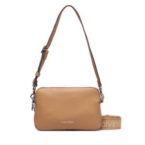 Torebka Calvin Klein. Brązowe listonoszki Calvin Klein, bez wzorów, bez dodatków. Za 409,99 zł.