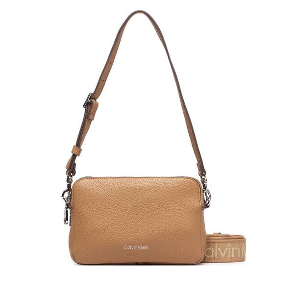 Torebka Calvin Klein. Brązowe listonoszki Calvin Klein, bez wzorów, bez dodatków. Za 409,99 zł.