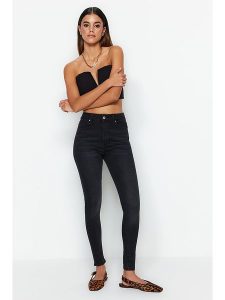 Trendyol Dżinsy - Skinny fit - w kolorze czarnym rozmiar: 42. Czarne jeansy Trendyol, bez wzorów, z podwyższonym stanem. Za 118,56 zł.