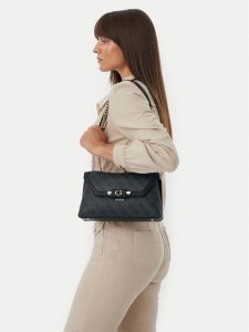 Guess Torebka Lindsey HWSG97 49210 Czarny. Czarne listonoszki Guess, z aplikacjami, ze skóry, bez dodatków. Za 525,99 zł.