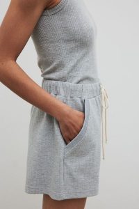 Szorty z delikatnej prążkowanej dzianiny w kolorze GREY MELANGE - ALPO-L. Szare szorty Marsala, bez wzorów, z bawełny. Za 129,90 zł.