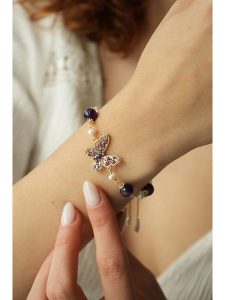 Pierres delicates Pozłacana bransoletka z ametystami i cyrkoniami rozmiar: onesize. Różowe bransoletki Pierres delicates, z ametystem, pozłacane. Za 70,08 zł.