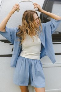 SPODENKI MEL NIEBIESKIE M - Flawless. Niebieskie szorty Flawless, bez wzorów, z gumy, eleganckie. Za 174,30 zł.