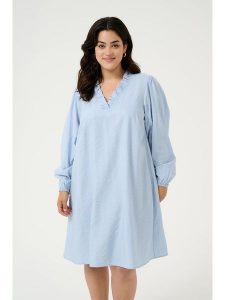 KAFFE curve Sukienka w kolorze błękitnym rozmiar: 42. Niebieskie sukienki KAFFE curve, bez wzorów, bez kołnierzyka, bez ramiączek, midi. Za 126,99 zł.