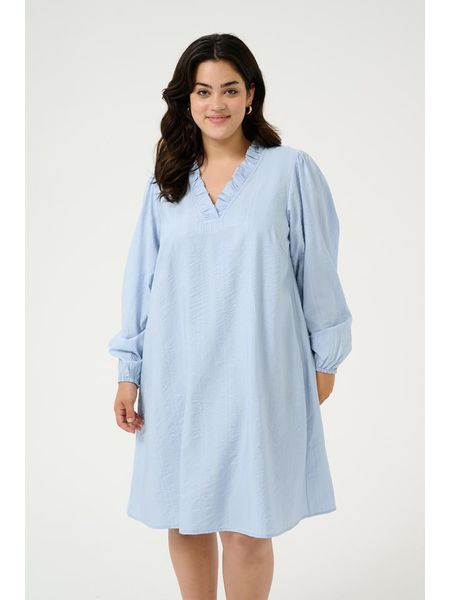 KAFFE curve Sukienka w kolorze błękitnym rozmiar: 42. Niebieskie sukienki KAFFE curve, bez wzorów, bez kołnierzyka, bez ramiączek, midi. Za 126,99 zł.