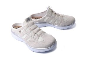 RIEKER M5095-60 beige, klapki damskie. Brązowe klapki Rieker, bez wzorów, bez obcasa. Za 237,93 zł.