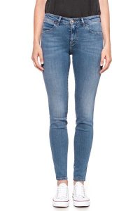 WRANGLER SKINNY JOLLY GREENS W28KUF28I 112128343. Niebieskie rurki Wrangler, z jeansu. W wyprzedaży za 99,99 zł.