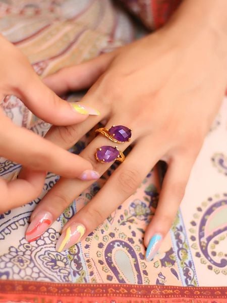 L'Atelier de Gaia Pozłacany pierścionek z ametystem rozmiar: onesize. Różowe pierścionki L'Atelier de Gaia, z ametystem, pozłacane. Za 95,92 zł.