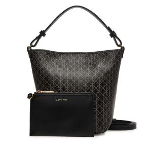 Torebka Calvin Klein. Czarne torebki klasyczne Calvin Klein, bez wzorów, bez dodatków. Za 449,99 zł.