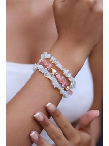 L'Atelier de Gaia Pozłacana bransoletka z kwarcami i kamieniami księżycowymi rozmiar: onesize. Białe bransoletki L'Atelier de Gaia, z kamieniem księżycowym, pozłacane. Za 70,24 zł.