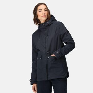 Kurtka turystyczna damska Regatta Broadia parka przeciwdeszczowa. Czerwone kurtki Regatta, na zimę, bez wzorów, bez kaptura. W wyprzedaży za 299,99 zł.