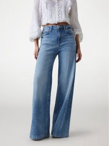 Guess Jeansy W5YA1C D5QP2 Niebieski Regular Fit. Niebieskie jeansy Guess, z aplikacjami, z bawełny. Za 369,99 zł.