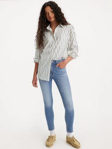 Levi´s Dżinsy - Skinny fit - w kolorze niebieskim rozmiar: W24/L30. Niebieskie jeansy z aplikacjami, z podwyższonym stanem. Za 153,71 zł.