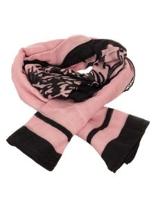 Juicy Couture Szal w kolorze jasnoróżowym - 140 x 140 cm rozmiar: onesize. Różowe szaliki Juicy Couture, bez wzorów, z materiału. Za 192,79 zł.