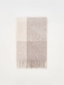 Szalik w kratę - brązowy. Brązowe szaliki Reserved, bez wzorów. W wyprzedaży za 45,99 zł.