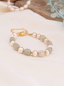 Pierres de Jade Pozłacana bransoletka z perłami i amazonitami rozmiar: onesize. Białe bransoletki Pierres de Jade, z perłą, pozłacane. Za 43,99 zł.