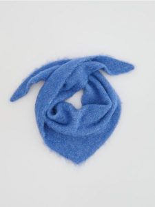 Trójkątna chusta - niebieski. Niebieskie apaszki i chusty Reserved, bez wzorów. Za 59,99 zł.