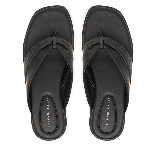 Japonki Tommy Hilfiger. Czarne klapki TOMMY HILFIGER, bez wzorów, bez obcasa. Za 359,99 zł.