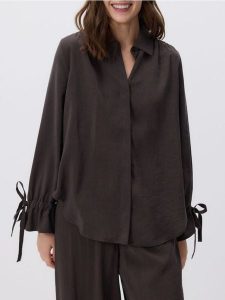 Koszula z wiązaniami przy rękawach - ciemnobrązowy. Brązowe koszule Reserved, l, bez wzorów, z tkaniny, bez kołnierzyka, bez ramiączek. W wyprzedaży za 79,99 zł.