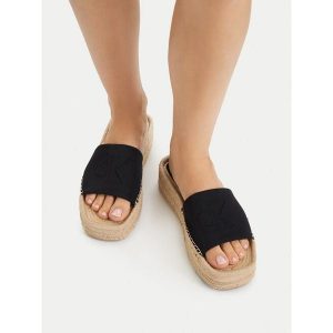 Klapki Calvin Klein. Czarne klapki Calvin Klein, bez wzorów, bez obcasa. Za 224,99 zł.
