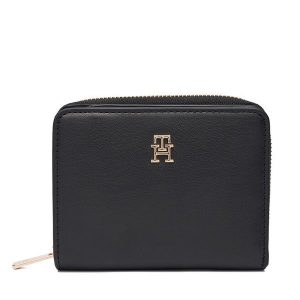 Portfel Tommy Hilfiger. Czarne portfele TOMMY HILFIGER, bez wzorów. Za 259,99 zł.