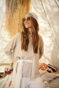 Lniana koszula ciemnobeżowa. Brązowe koszule MOODO, xs, bez wzorów, ze lnu, bez kołnierzyka, bez ramiączek. W wyprzedaży za 55,99 zł.