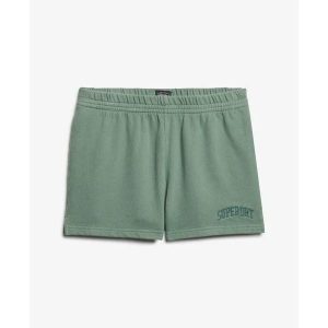 Krótki haftowany ton w ton strój sportowy dla kobiet Superdry. Zielone szorty Superdry, bez wzorów, eleganckie. W wyprzedaży za 143,20 zł.