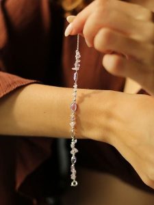 Pierres delicates Bransoletka z kamieniami szlachetnymi i perłami rozmiar: onesize. Różowe bransoletki Pierres delicates, z ametystem, z mosiądzu. Za 65,99 zł.