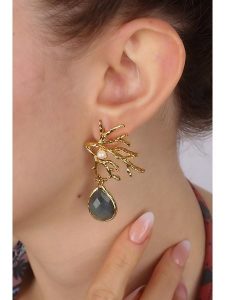 Pierres delicates Pozłacane kolczyki-wkrętki z labradorytami rozmiar: onesize. Szare kolczyki Pierres delicates, z labradorytem, pozłacane. Za 78,84 zł.