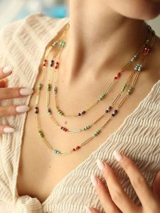 Pierres de Jade Pozłacany naszyjnik z elementami ozdobnymi - dł. 50 cm rozmiar: onesize. Żółte naszyjniki Pierres de Jade, z kryształem, pozłacane. Za 88,64 zł.