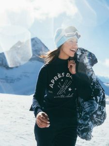 4F Golf z wełną damski - granatowy S. Niebieskie golfy 4f, bez wzorów, z wełny. Za 199,99 zł.