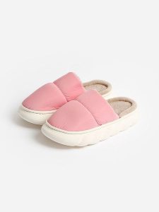 Admas Kapcie w kolorze jasnoróżowym rozmiar: 40/41. Różowe kapcie Admas, bez wzorów, z materiału. Za 87,81 zł.