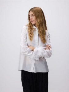 Koszula ze sztucznymi piórkami - biały. Białe koszule Reserved, l, bez wzorów, z bawełny, bez kołnierzyka, bez ramiączek. W wyprzedaży za 119,99 zł.