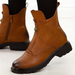 Camelowe botki damskie M.Daszyński 2501-6. Brązowe botki M.Daszyński, na jesień, bez wzorów, ze skóry, bez obcasa, bez zapięcia. Za 199,00 zł.