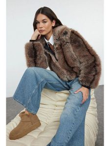Trendyol Kurtka pluszowa w kolorze brązowym rozmiar: L. Brązowe kurtki Trendyol, l, bez wzorów, bez kaptura. Za 144,24 zł.