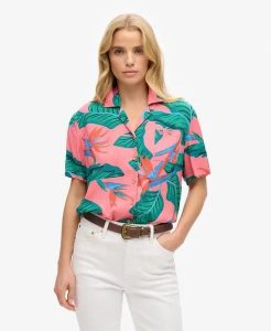 Superdry Koszula Beach Resort z 100% wiskozy, wzorzysta. Czerwone koszule Superdry, bez wzorów, z wiskozy, bez kołnierzyka, bez ramiączek. Za 215,10 zł.