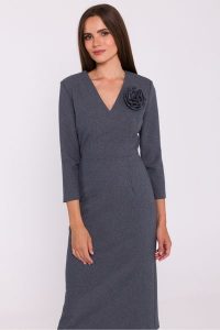 Elegancka sukienka ołówkowa z dekoltem V szara. Szare sukienki Stylove, na co dzień, xxl, bez wzorów, z elastanu, eleganckie, bez kołnierzyka, bez ramiączek, midi, dopasowane. Za 449,00 zł.