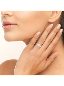 L'atelier précieux Srebrny pierścionek z cyrkoniami rozmiar: 60. Szare pierścionki l'Atelier precieux, z cyrkonią, srebrne. Za 117,99 zł.