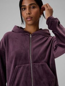 4F Bluza welurowa regular bez kaptura damska - fioletowa XL. Fioletowe bluzy 4f, xl, bez wzorów, z weluru, bez kaptura. Za 169,99 zł.