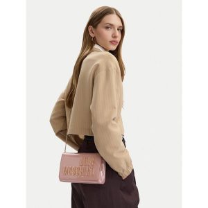 Torebka LOVE MOSCHINO. Czerwone torebki klasyczne LOVE MOSCHINO, bez wzorów, bez dodatków. Za 647,99 zł.