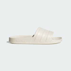 Klapki adilette Aqua. Białe klapki ADIDAS, bez wzorów, bez obcasa. Za 99,95 zł.
