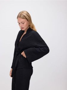 Marynarka z wiązaniem - czarny. Czarne marynarki i żakiety Reserved, l, bez wzorów, z dzianiny. W wyprzedaży za 59,99 zł.