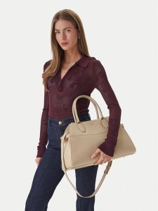Guess Torebka HWYUAA P6276 Beżowy. Brązowe torebki klasyczne Guess, z aplikacjami, ze skóry, bez dodatków. Za 685,99 zł.