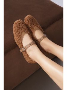 C'M Baleriny w kolorze jasnobrązowym z paskiem rozmiar: 37. Brązowe balerinki C'M, bez wzorów, bez obcasa, bez zapięcia. Za 86,99 zł.