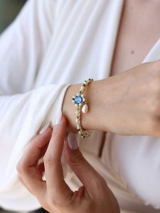 Pierres delicates Pozłacana bransoletka z perłą i amazonitem rozmiar: onesize. Niebieskie bransoletki Pierres delicates, z perłą, pozłacane. Za 87,40 zł.