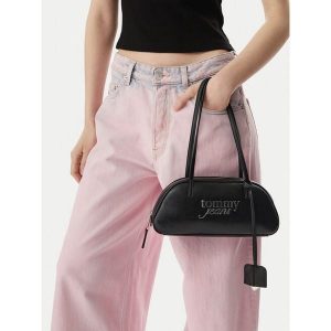 Torebka Tommy Jeans. Czarne torebki klasyczne Tommy Jeans, bez wzorów, z jeansu, bez dodatków. Za 449,99 zł.