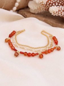 L'Atelier de Gaia Pozłacana bransoletka z koralami na kostkę rozmiar: onesize. Czerwone bransoletki L'Atelier de Gaia, z koralem, pozłacane. Za 51,95 zł.